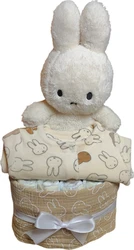 Beige nijntje pampertaart met witte knuffel en beige pyjama met nijntje print