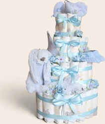Vierlaagse blauwe luiertaart versierd met linten bloemen en een knuffelkonijn happy horse