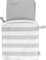 Ubbi draagbaar aankleedkussen met wetbag grijs wit gestreept Opvouwbaar aankleedkussen en bijbehorende wetbag met brede grijs witte strepen en rits