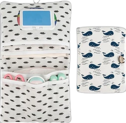 Luiertas-organizer 2-in-1 met verschoonmat Navy walvissen Open beige luiertas-organizer met zwart boompjespatroon en los dichtgevouwen verschoonmat met blauwe walvissen