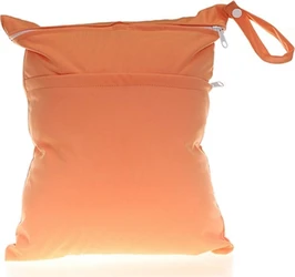 Oranje wetbag met dubbele ritssluiting en draaglus Oranje waterdichte wetbag met twee horizontale ritsen en draaglus op witte achtergrond
