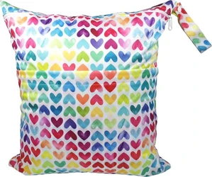 ServiceTopper wetbag 40x45 cm met regenboog hartjes print Waterdichte wetbag met kleurrijke regenboog hartjes patroon en ritssluiting