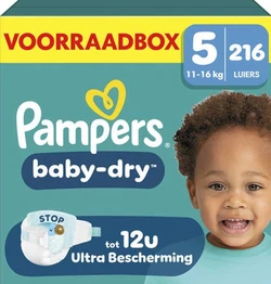 Pampers Baby-Dry Maat 5 voorraadbox met 216 luiers en lachend kind op de verpakking.