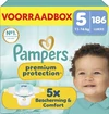 Pampers Premium Protection Voorraadbox Maat 5 met 186 luiers en afbeelding van een glimlachend kind.