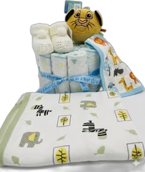 Luiertaart met blauwe strik, witte babyslofjes, leeuwenrammelaar en katoenen deken met safariprint
