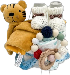 Luiertaart met luiers, tijgerknuffeldoek, gehaakte babyslofjes en houten bijtring