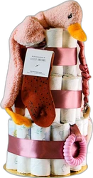 Luiertaart van witte luiers met roze lint, eendenknuffeldoek, roestkleurige babysokjes en roze bijtring