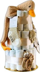 Beige unisex luiertaart met eend knuffeldoek Beige luiertaart met opgerolde luiers, eend knuffeldoek, sokjes en bijtringen op gouden onderbord