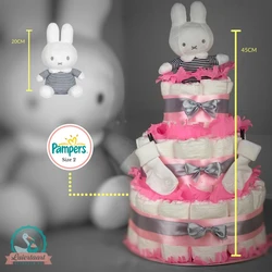 Roze 3-laags luiertaart met Nijntje knuffel 3-laags luiertaart met roze linten, grijze strikken, sokjes en Nijntje knuffel bovenop