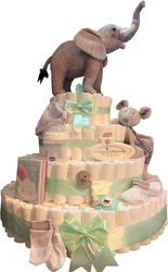 Meerlaagse luiertaart met pluche olifant, mintgroene linten en babyaccessoires