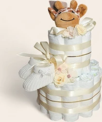 Witte 2-laagse luiertaart met crème linten, knuffelgiraf, bloemen en gebreide babyslofjes