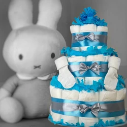 Witte 3-laagse luiertaart met blauwe en zilveren linten, strikken en babysokjes