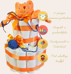 Witte luiertaart met oranje linten, Dikkie Dik knuffeldoekje en blauwe garenbal op lichte achtergrond