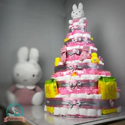 Roze XXL luiertaart met witte luiers, Nijntje knuffel, Zwitsal producten, sokjes en strikken