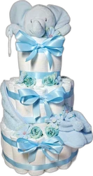 Drielaagse witte luiertaart met blauwe linten, bloemen, sokjes en een zacht knuffelolifantje bovenop