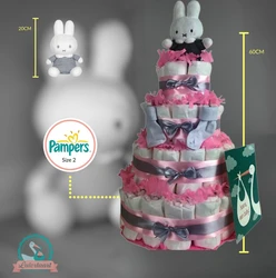 Roze 4-laags luiertaart met Pampers luiers, grijze strikken, Nijntje knuffel en geboortekaartje