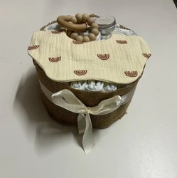 Neutrale luiertaart met beige regenboogslab, houten ringrammelaar, luiers en strik