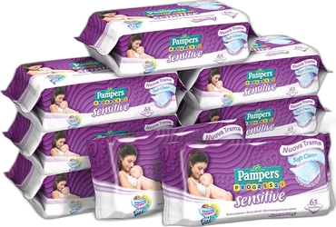 Meerdere paarse verpakkingen Pampers Sensitive babydoekjes met 63 doekjes op zwarte achtergrond