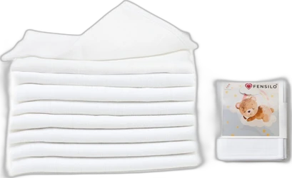 Stapel witte FENSILO mulldoeken met fijne textuur naast verpakking met beertje op wolk