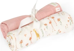 Twee opgerolde hydrofiele luiers in roze en wit met safari- en bloemenprint, vastgebonden met lint.