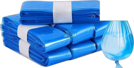 Stapels blauwe luiertas vullingen met witte banden en een gevulde zak op zwarte achtergrond