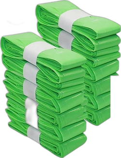 Stapels gevouwen groene luiertas vullingen met witte bandjes op zwarte achtergrond
