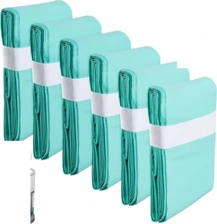 Zes turquoise opgevouwen luiertas vullingen met witte band op een witte achtergrond