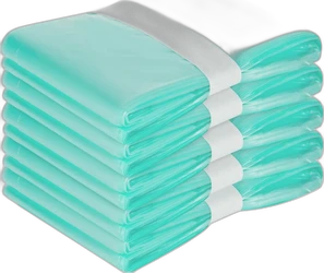 Stapel turquoise groene luiertas vullingen met witte bandjes op zwarte achtergrond