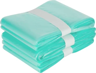 Drie opgevouwen turquoise luiertas vullingen met witte banden op een witte achtergrond